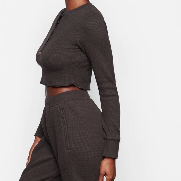 Waffle long sleeve crop henley - Dark chocolate - Picture 4 of 8